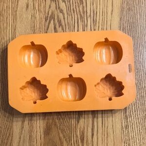 Autumn Silicone Muffin Cakelet Pan - Excellent Condition!